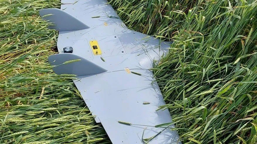 дрон лежит в траве