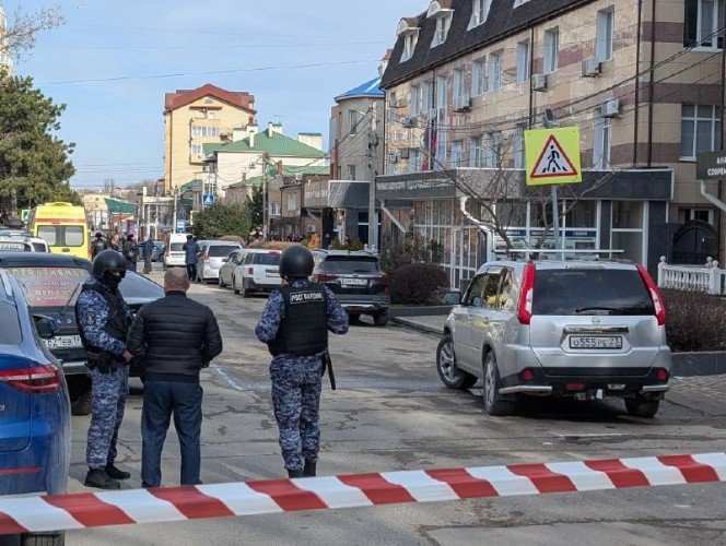 силовики перекрыли дорогу