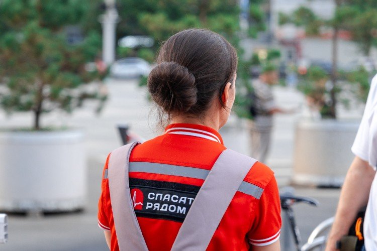 женщина сидит спиной