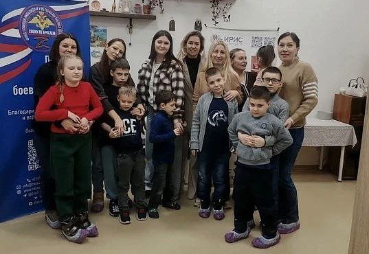 женщины с детьми стоят в кабинете