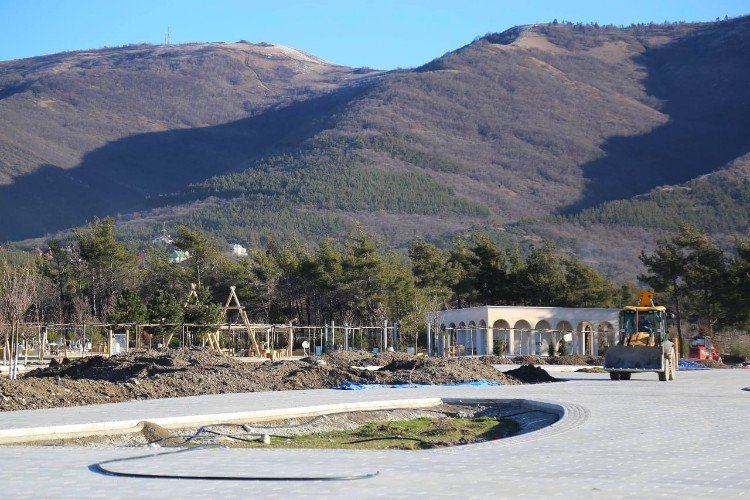 трактор едет по дороге