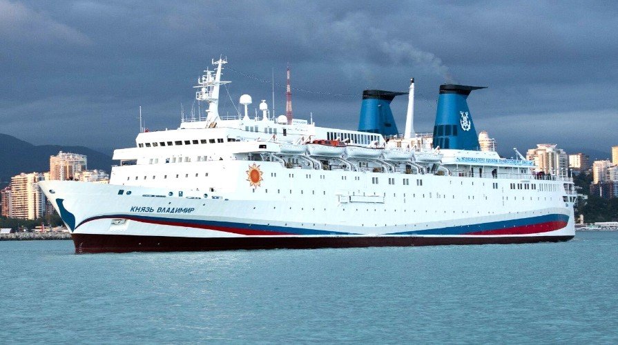 лайнер идет по морю