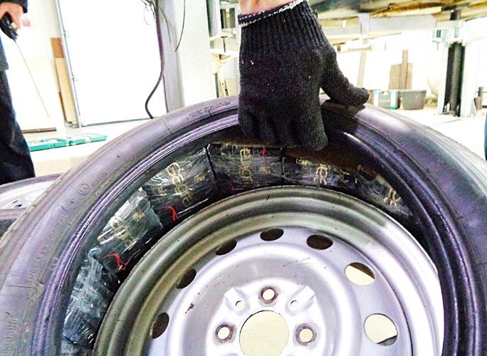 сигареты спрятаны в колесо