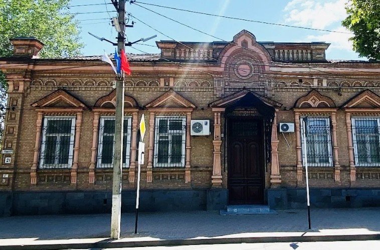 старинный дом стоит у дороги