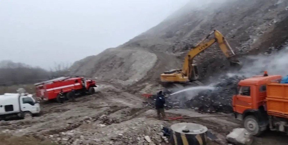 Земляные работы на свалке в Новороссийске спровоцировали сход грунта и новые возгорания