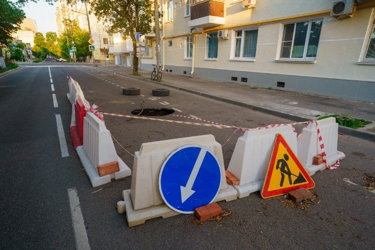 знаки стоят на дороге