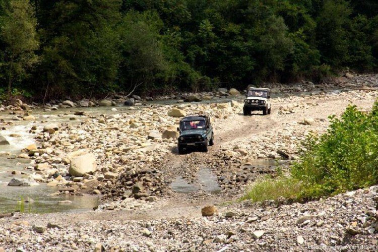 Машины едут в горах.