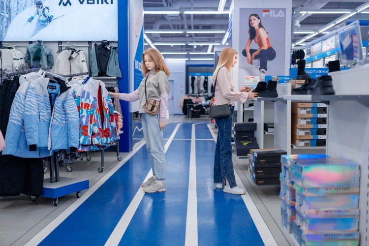 девушки стоят в магазине