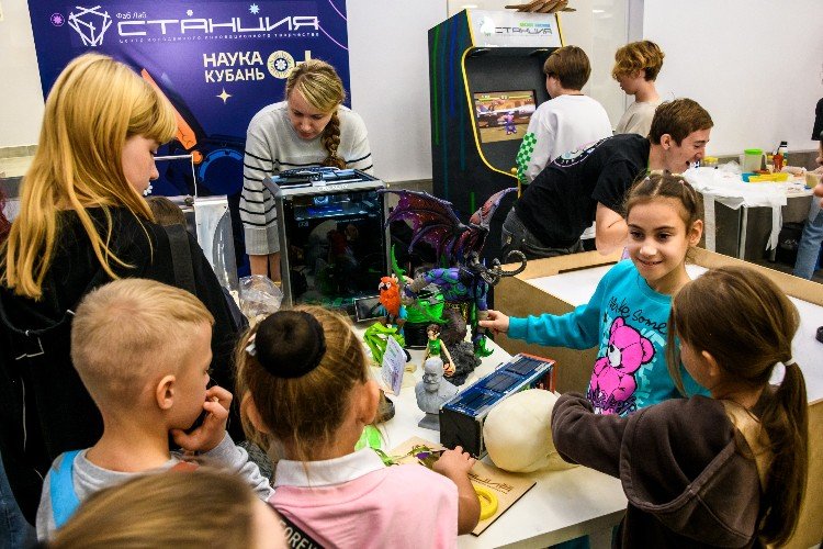 дети стоят у стола