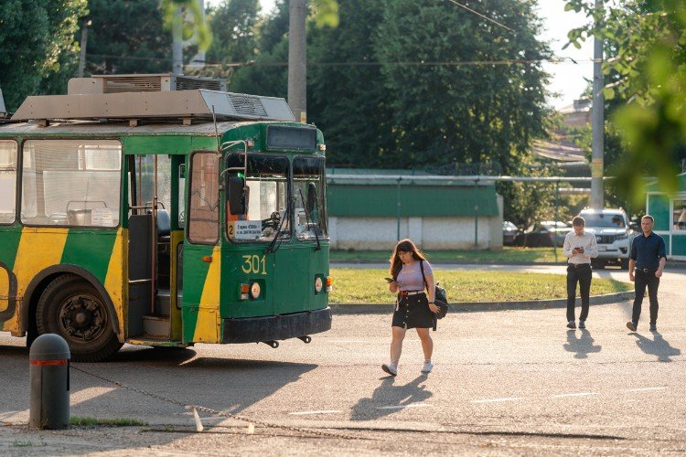 Троллейбус на остановке