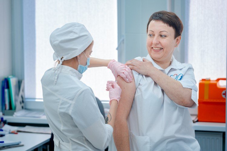 Медсестра делает женщине укол