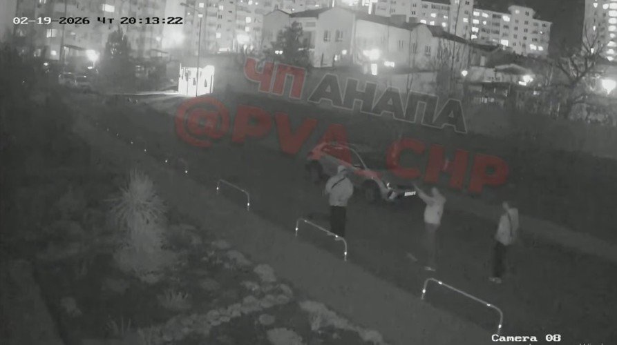 подростки стоят у дома