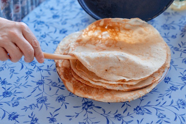 Блины лежат на тарелке