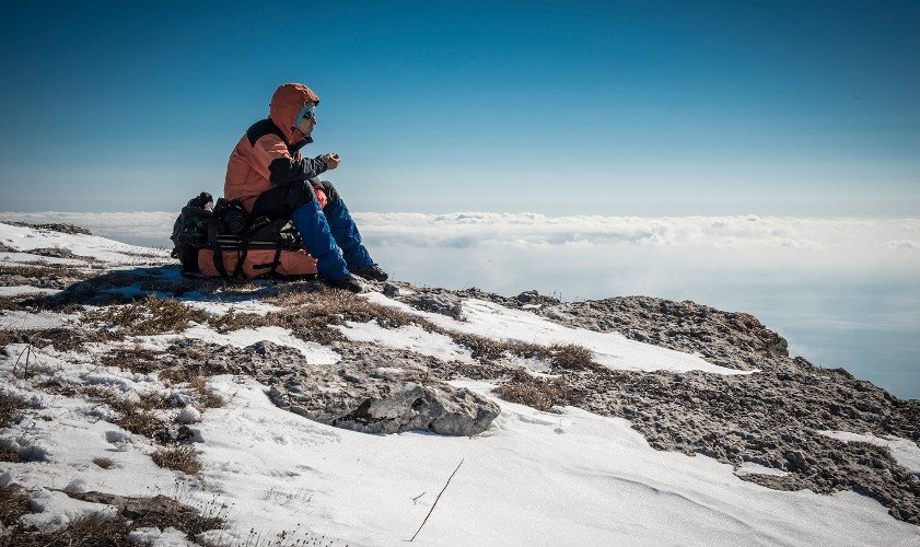 Турист на вершине горы
