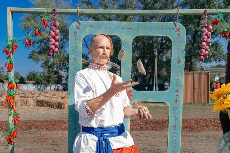 Казак жонглирует варениками