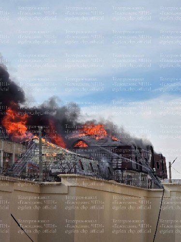 Мощный пожар тушат в Геленджике. Огонь охватил два дома