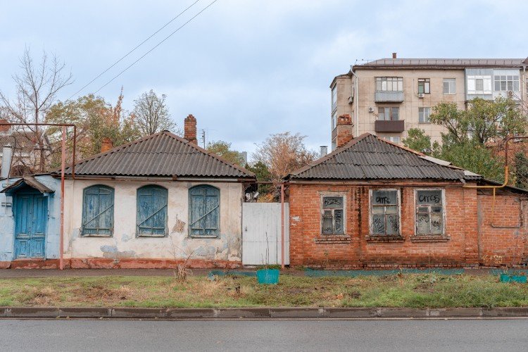 старые дома стоят у дороги