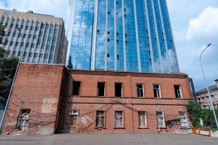 Старое и новое здание рядом
