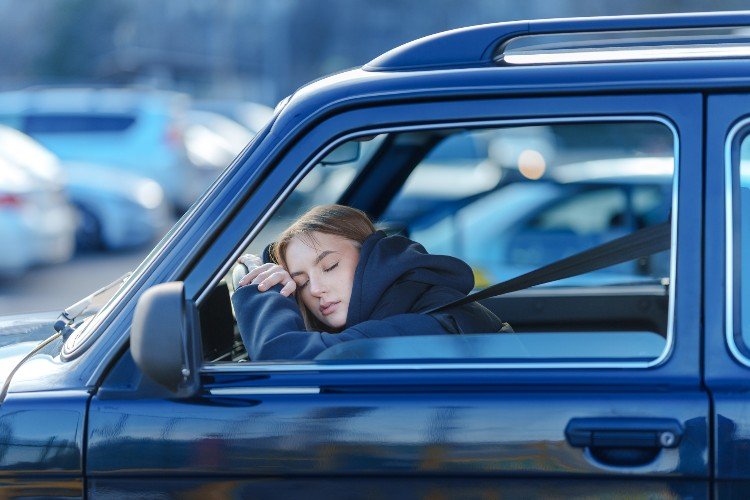 Девушка спит