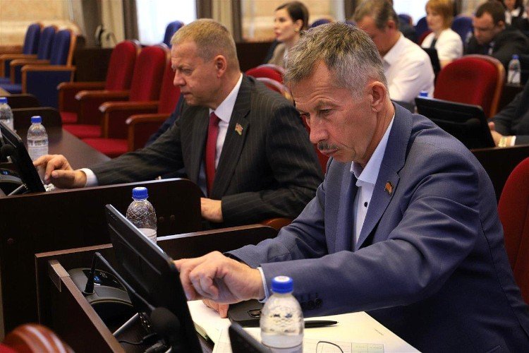 Карпенко сидит за столом на сессии