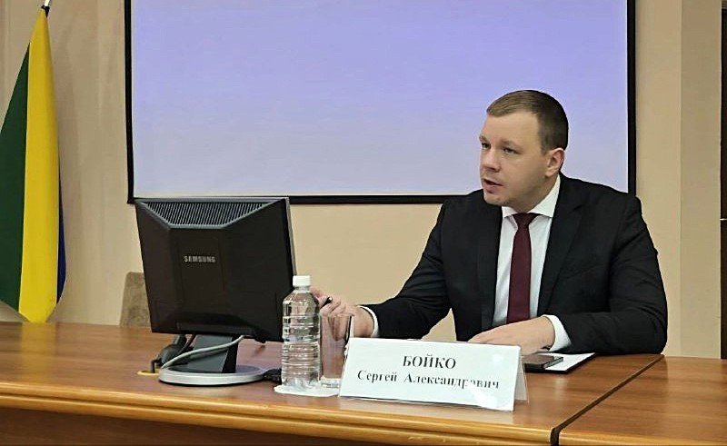 Бойко глава Туапсе сидит за столом