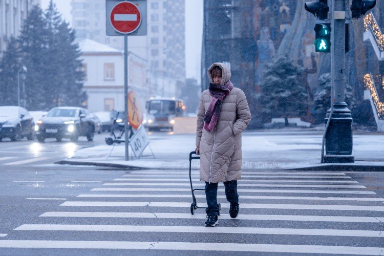 женщина переходит дорогу
