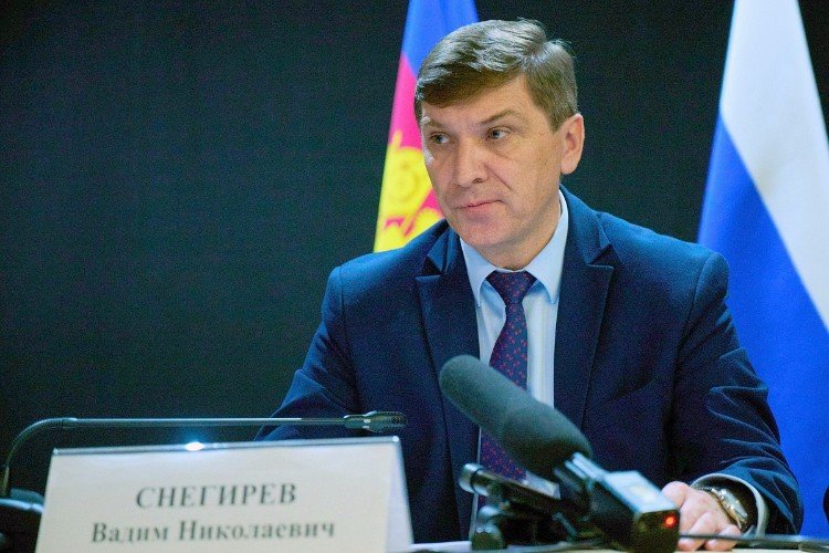 Снегирев вице-мэр Сочи сидит за столом