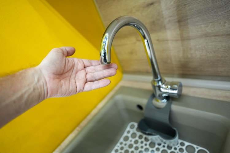 рука около крана