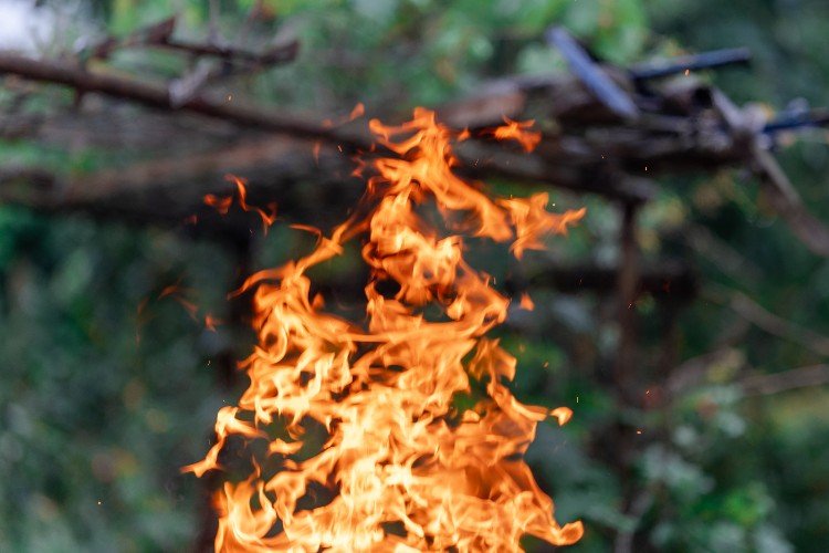 огонь горит