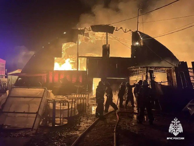 Крупный пожар разгорелся на складе в Краснодаре — пожарные 7 часов тушили пламя
