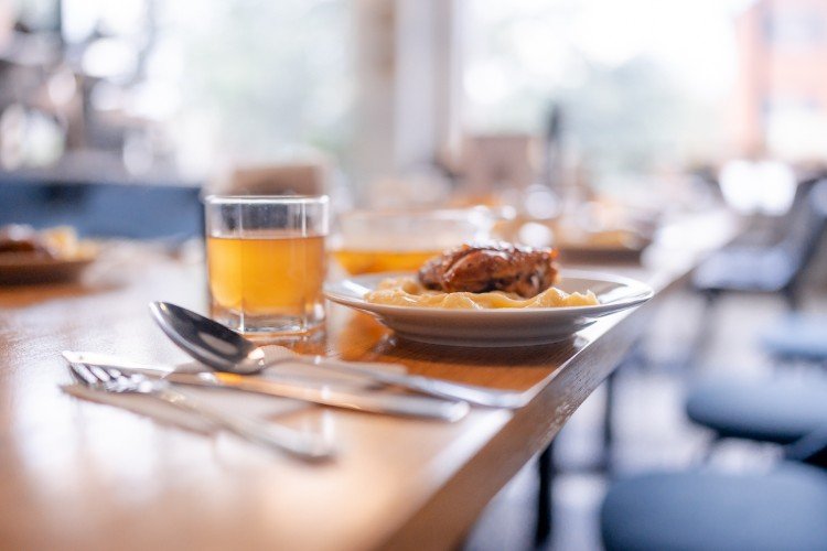 еда стоит на столе