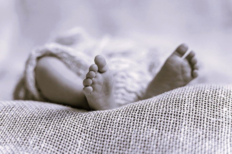 младенец лежит на пеленке