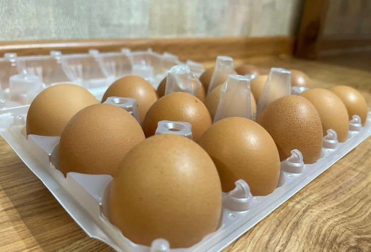 яйца лежат на столе