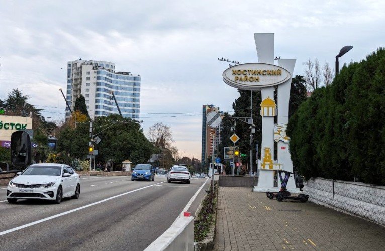 машина едет по дороге