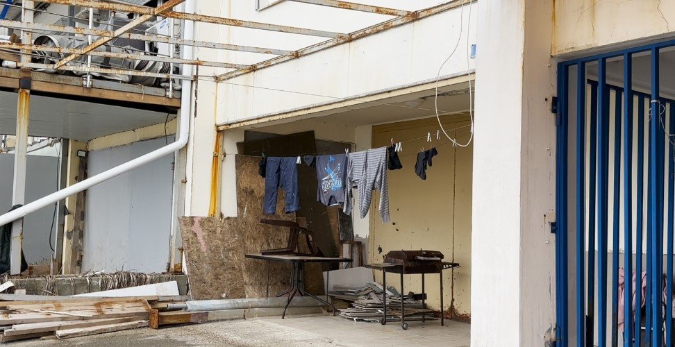 белье сушится на веревке