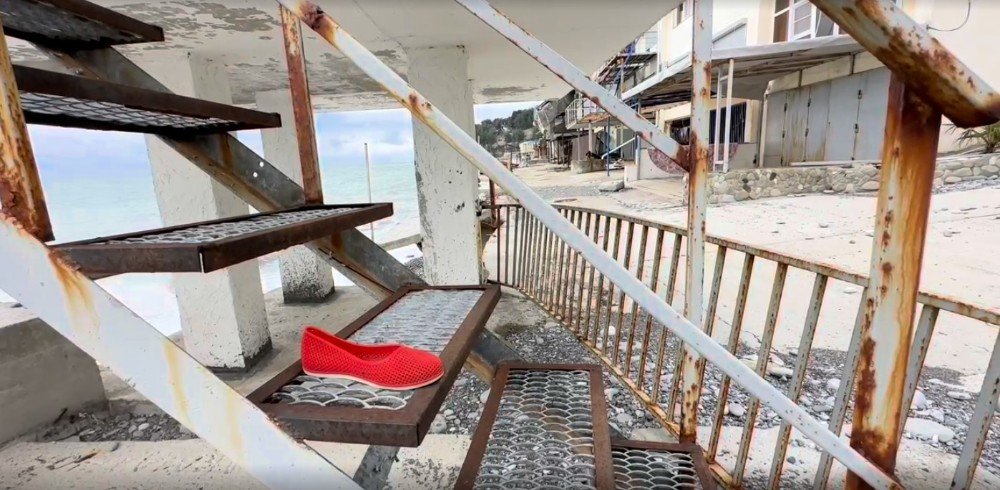 тапок лежит на ступенях