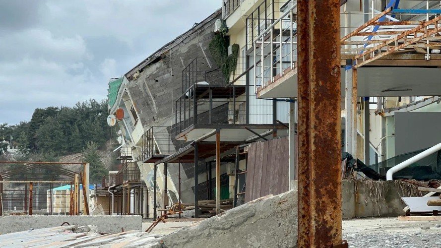 здание стоит покосившись