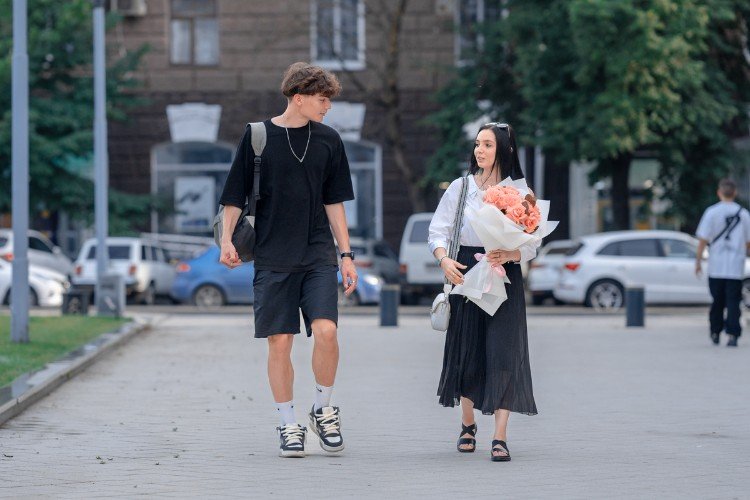 люди идут по улице