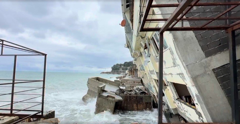 дом падает в море