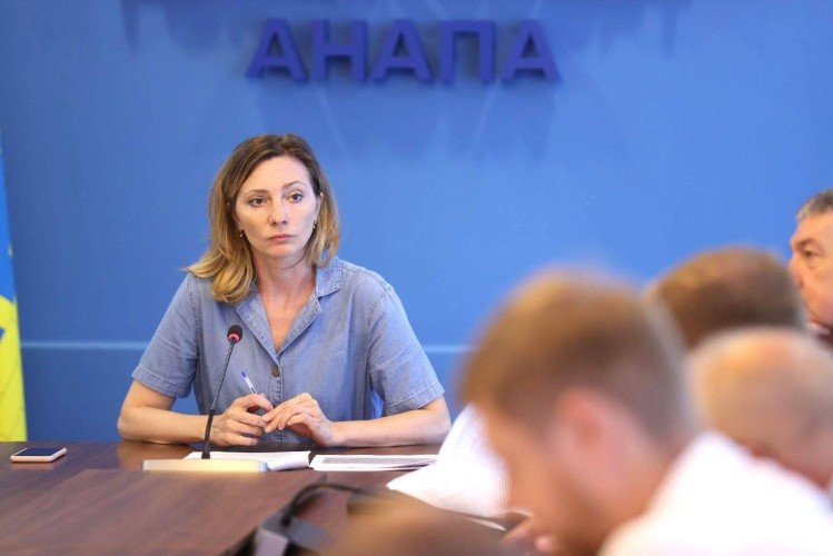 Пушкарева, зам мэра Анапы сидит за столом