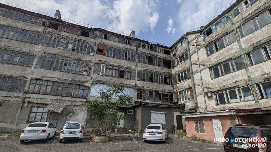 машины стоят у дома