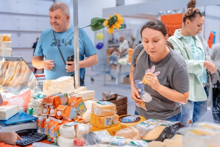 Покупатели у прилавка