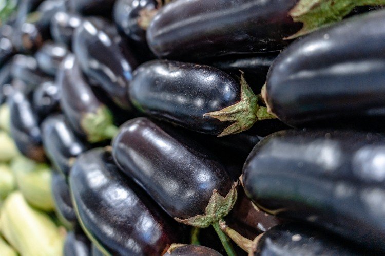 баклажаны лежат на прилавке