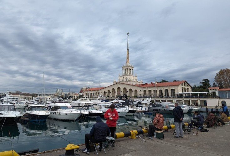 людия сидят на пирсе