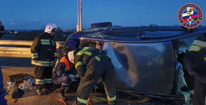 Жесткое ДТП на обледенелой дороге в Сочи: людей вырезали спасательным инструментом