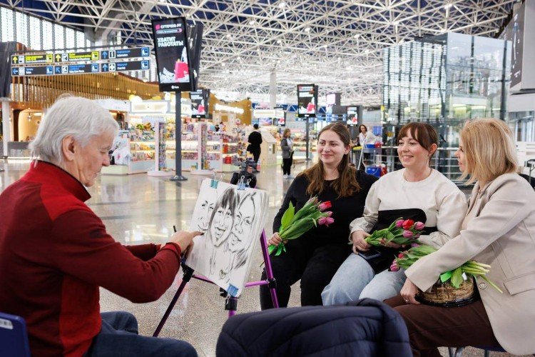 художник рисует женщин