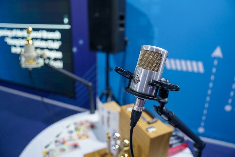 микрофон стоит в студии