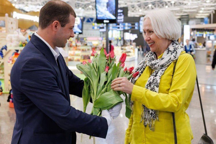 мужчина дарит цветы женщине