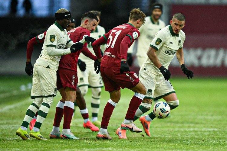 Футболисты ФК «Краснодар» и ФК «Рубин» бьются за мяч