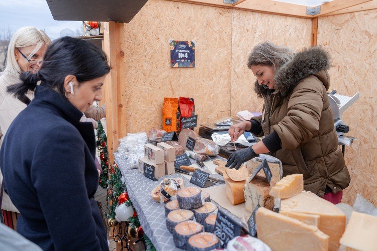 покупатели стоят у прилавка